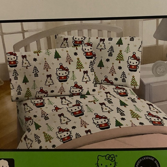 Hello Kitty Christmas three-piece flannel twin sheet set - Picture 5 of 6